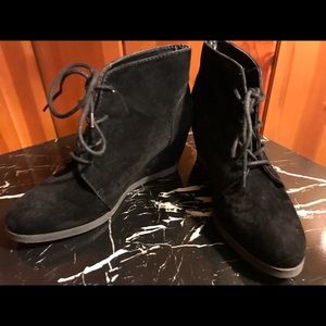 👠Madden Girl Black Suede style wedge booties